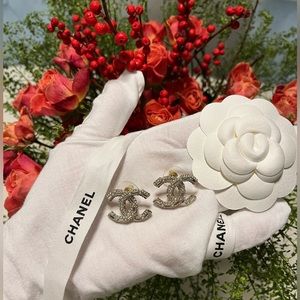 AUTHENTIC CHANEL FALL/WINTER 2022 FAUX & CRYSTAL STUD CC EARRINGS.